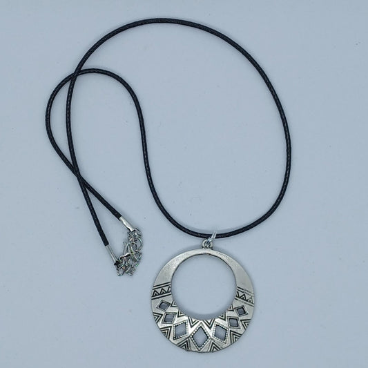 Bohemian silver and black round necklace